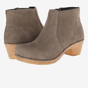 Dansko Maria boot. Size 40. Taupe.